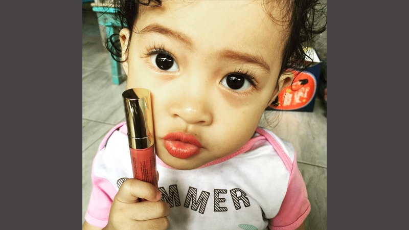 Kumpulan Foto Anak Lucu - Anak Pakai Lipstik