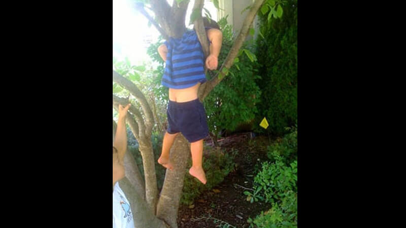Foto anak lucu banget - Bocah lelaki tersangkut di pohon