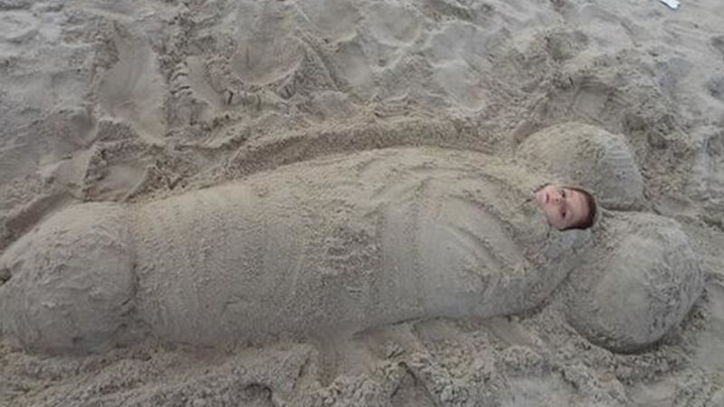 Foto anak lucu banget - Dikubur di pasir