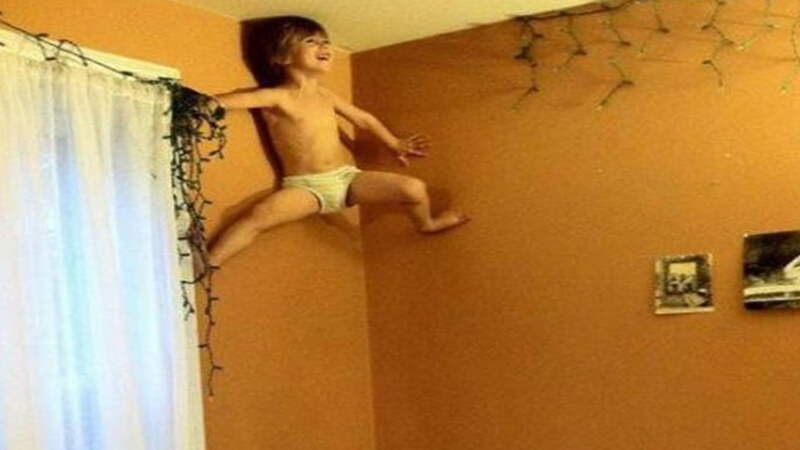 Foto anak lucu banget - Anak memanjat dinding