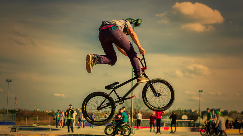 Gambar dp lucu banget bikin ngakak - Orang melompat dengan sepeda